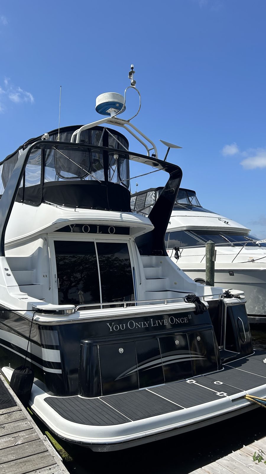 2002 Carver 410 Sport Sedan profile from stern port