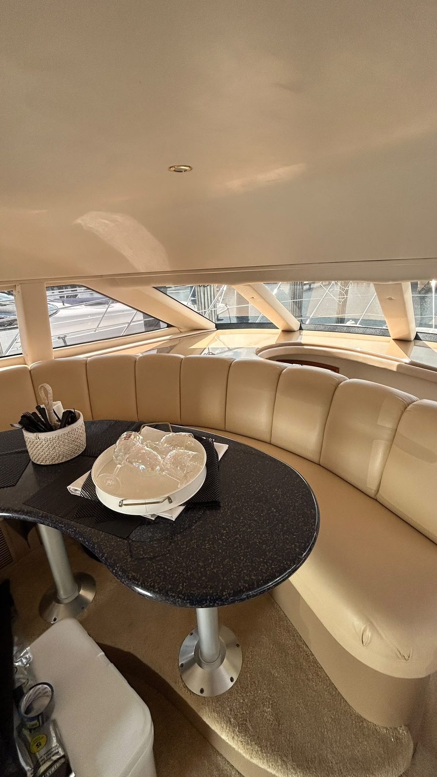 2002 Carver 410 Sport Sedan salon dinette