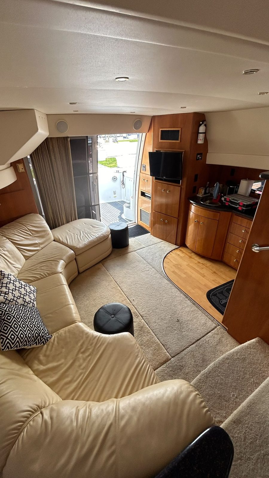 2002 Carver 410 Sport Sedan salon looking toward galley