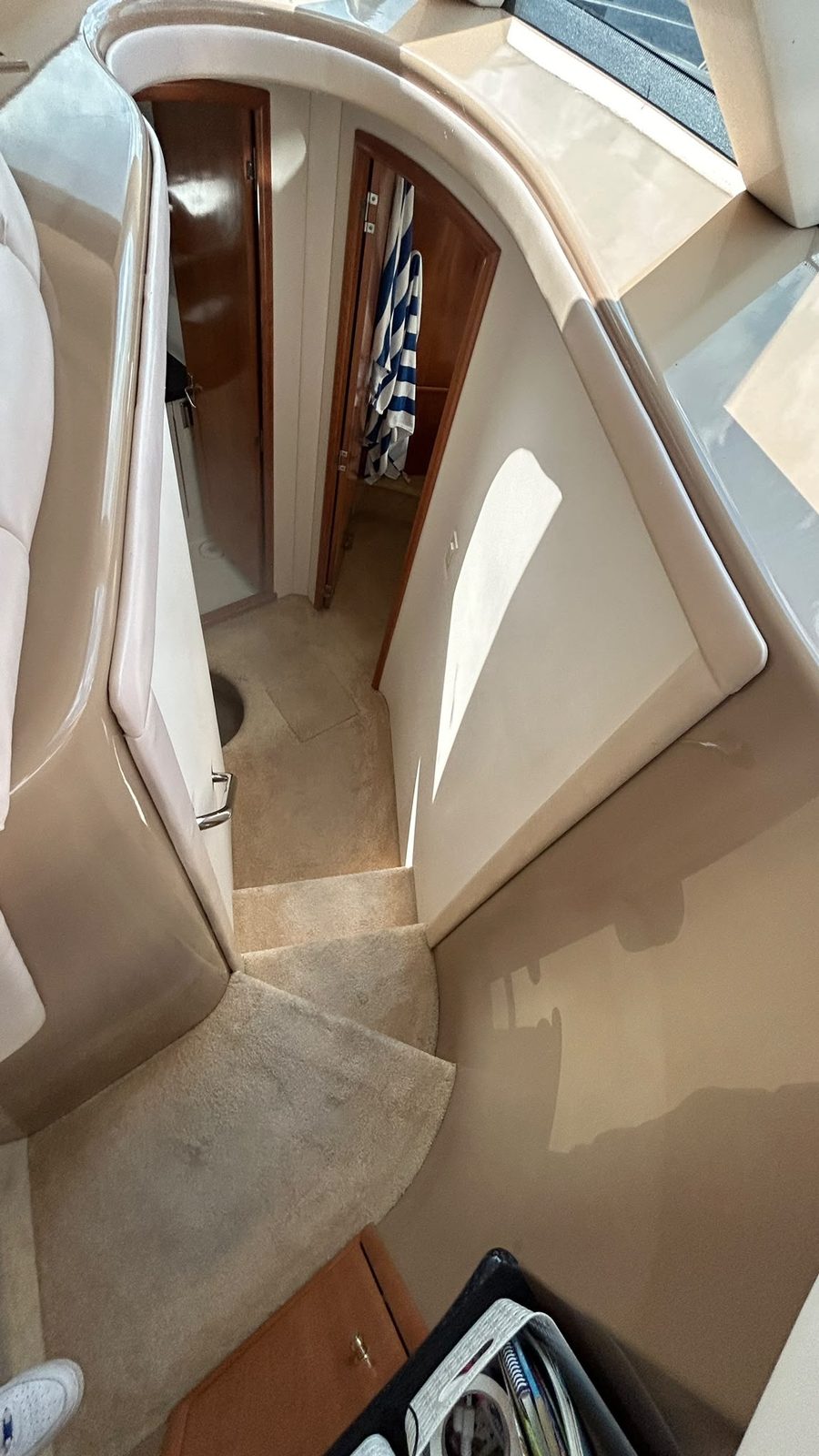 2002 Carver 410 Sport Sedan companionway