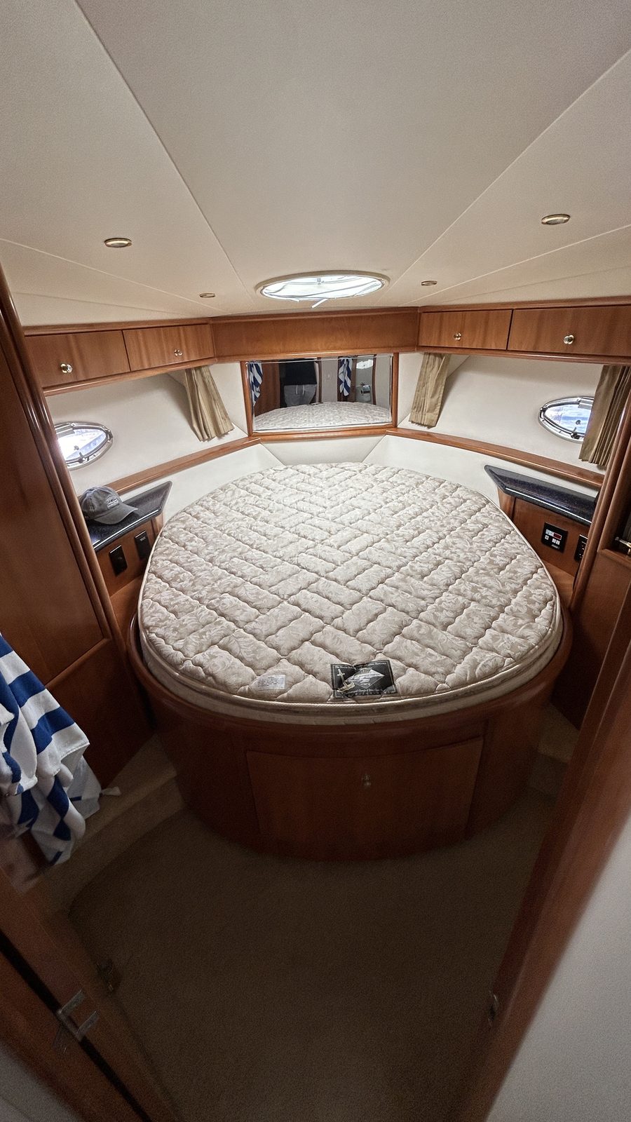 2002 Carver 410 Sport Sedan forward master stateroom