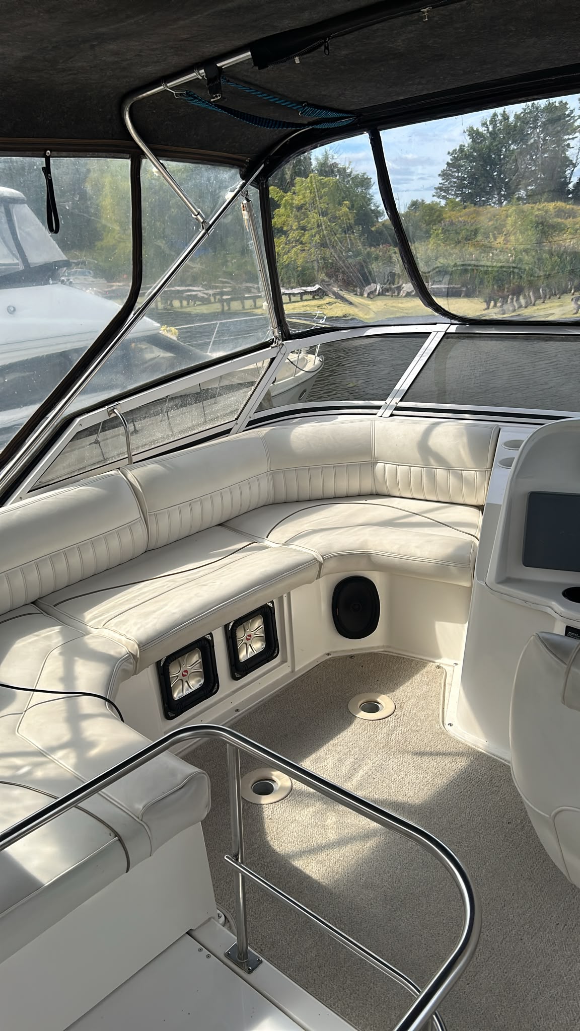 1999 Cruisers 3750 Motor Yacht, seating