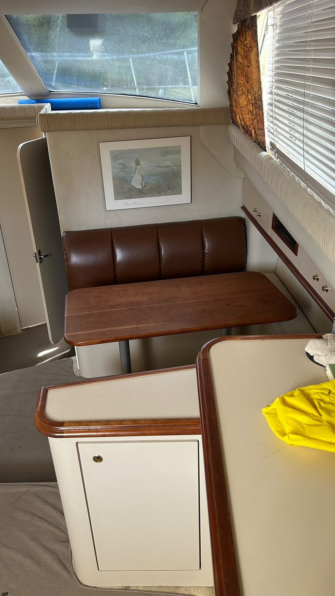 1999 Cruisers 3750 Motor Yacht, dinette
