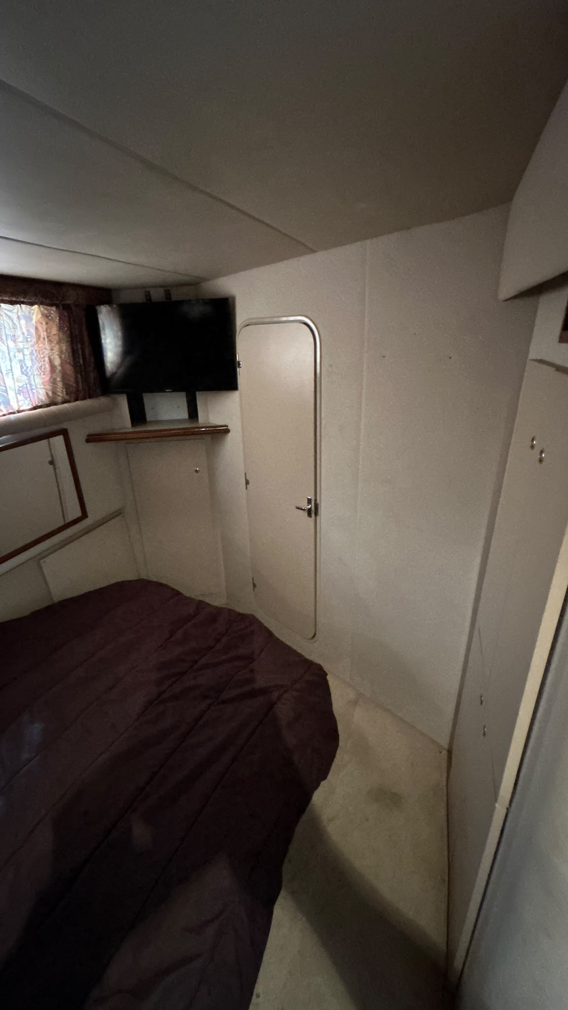 1999 Cruisers 3750 Motor Yacht, stateroom tv