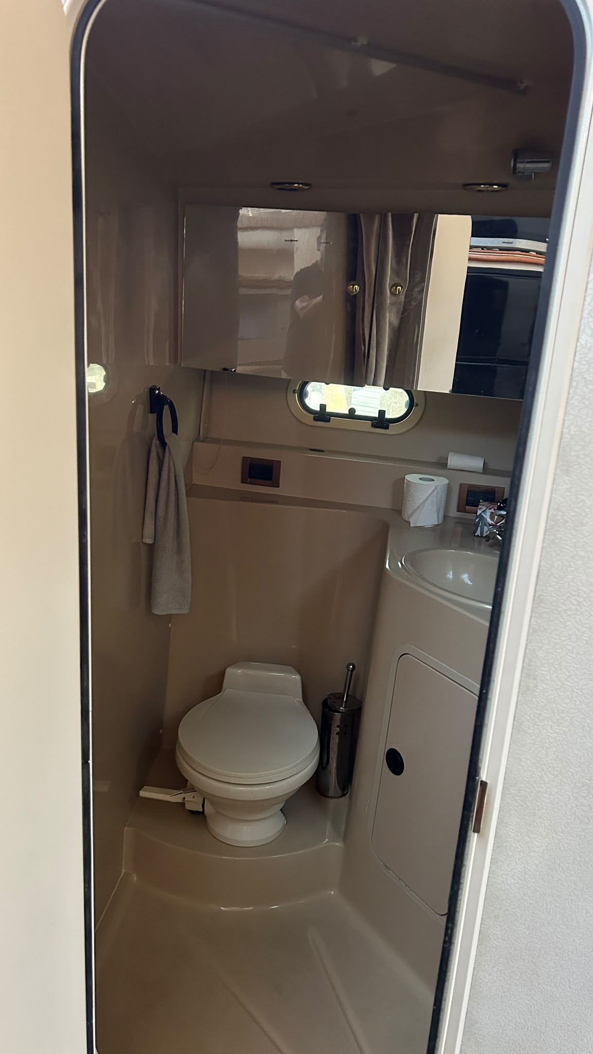 1999 Cruisers 3750 Motor Yacht, head